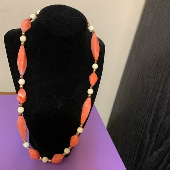 Gorgeous necklace salmon and white 22” - Picture 2 of 6